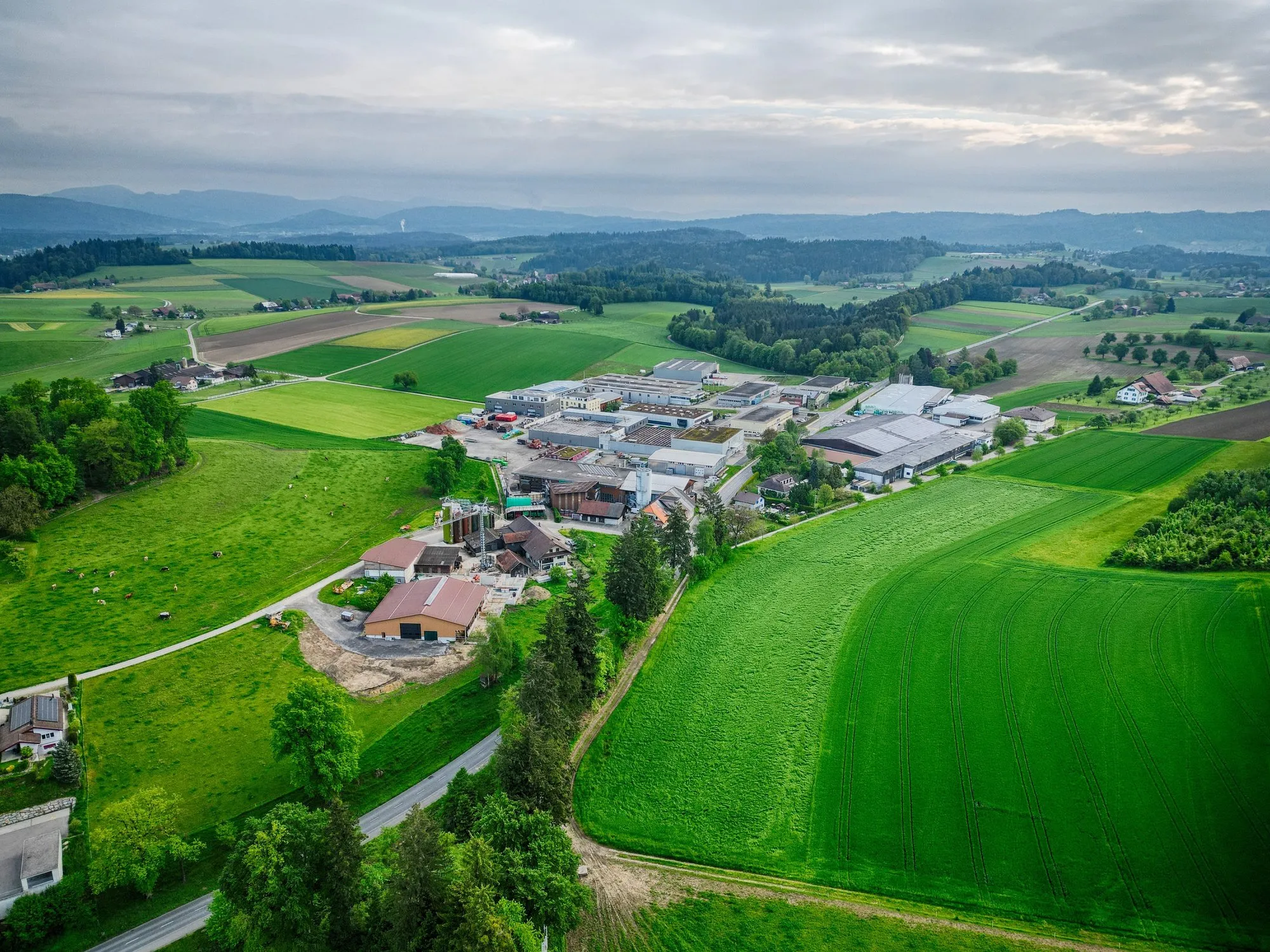 Sanfte grüne Hügel, Felder und Wälder rund um Pfaffnau