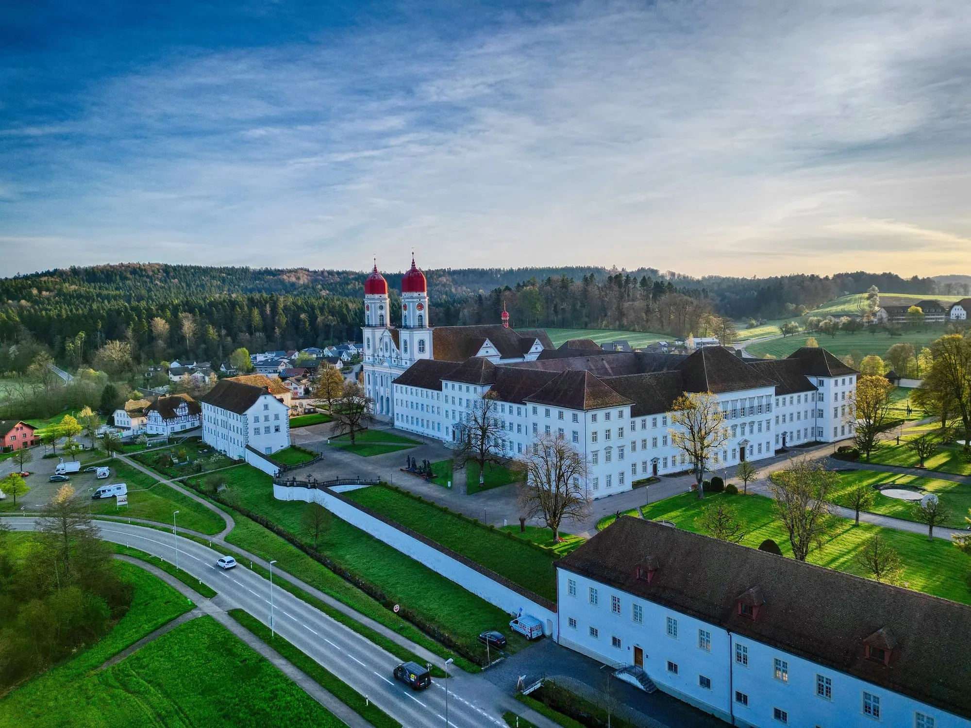 Das barocke Kloster St. Urban aus der Vogelperspektive, eingebettet in Felder und Wald