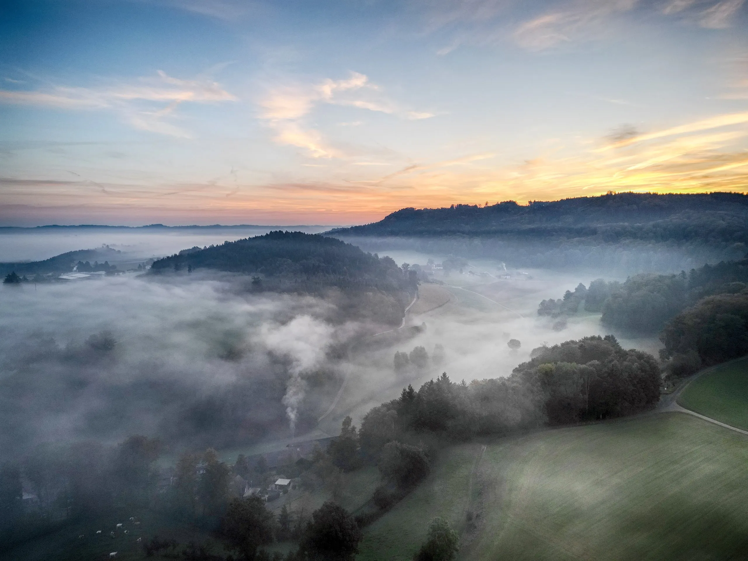 Bewaldetes Hügelland im Morgennebel rund um den Burgwald bei Pfaffnau