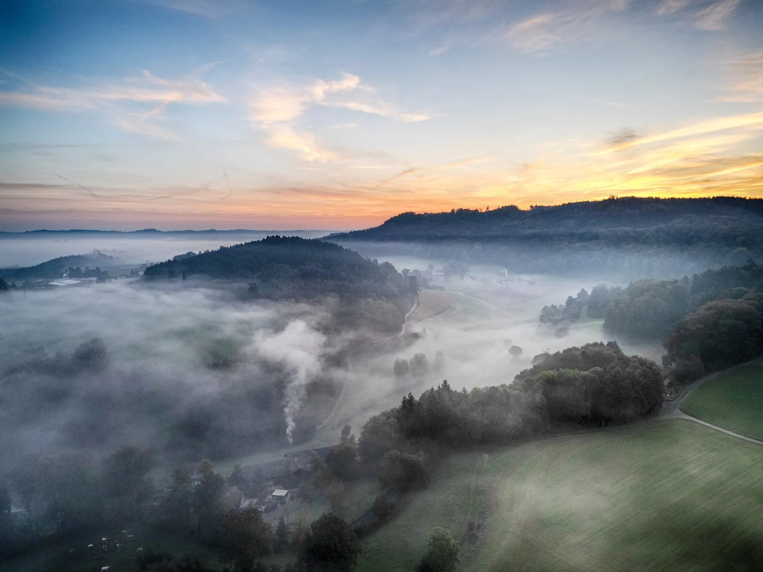 Nebelmeer über dem Hügelland an einem Herbstmorgen