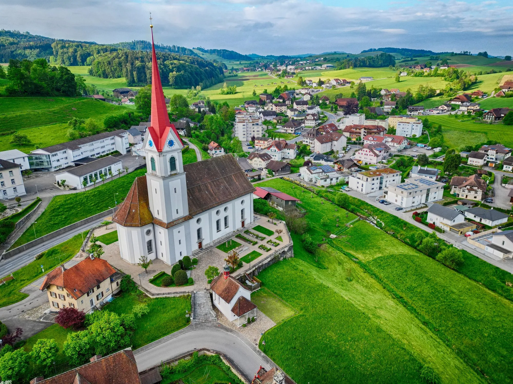 Die Pfarrkirche von Pfaffnau über den Dächern des Dorfkerns