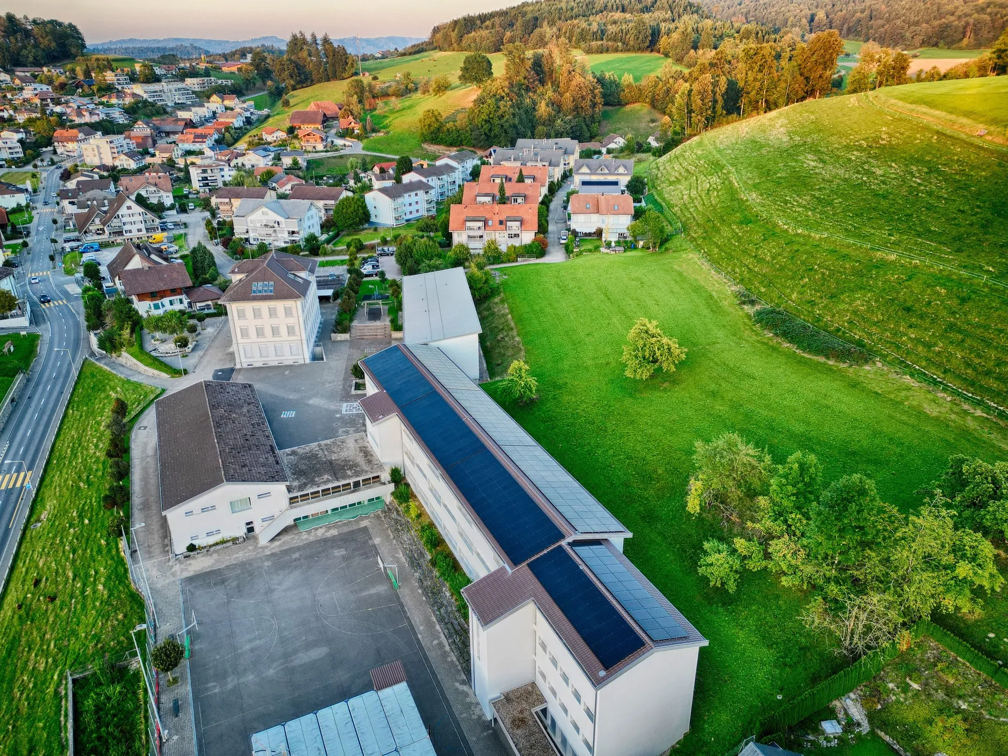 Überblick über Pfaffnau mit Feldern und Wäldern