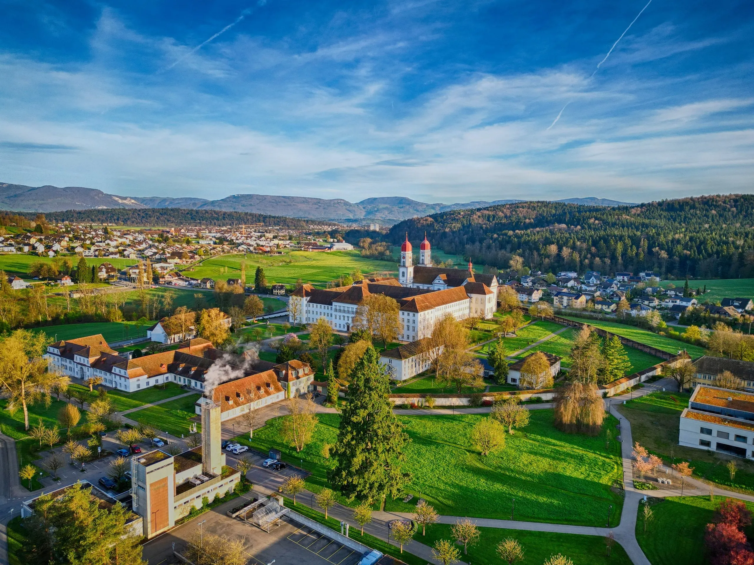 St. Urban aus der Luft mit dem markanten Klosterkomplex